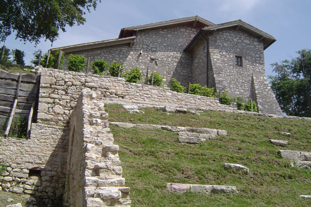 Vecchia scalinata di ingresso al monastero
