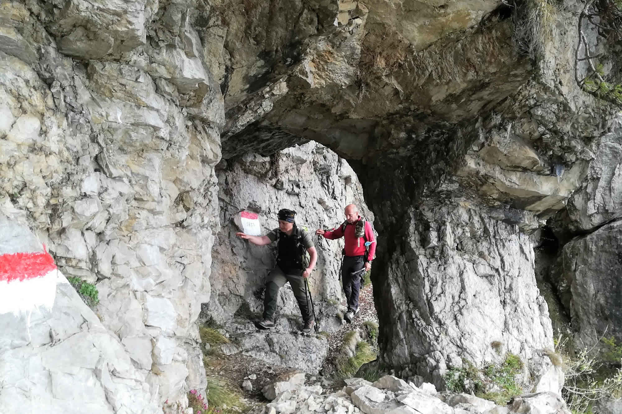 Piccola scasso di roccia sotto le pendici del Forte di Cima Ora