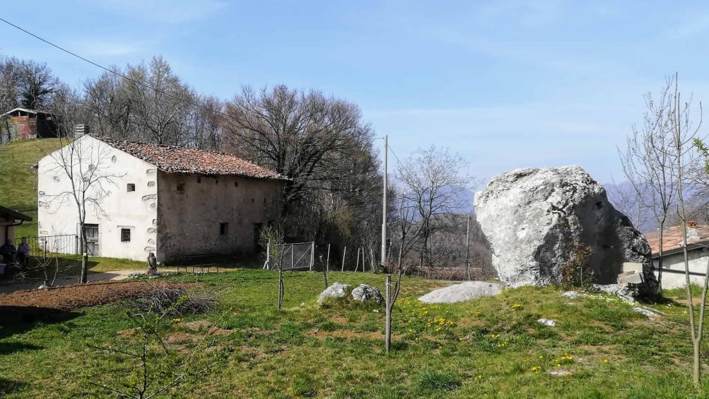 Masso in pietra calcarea in una proprietà di Paullo sotto il M.te Polmone