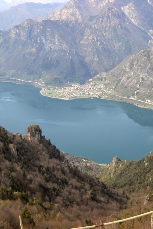Panoramica dal monte Stino verso il lago d'Idro