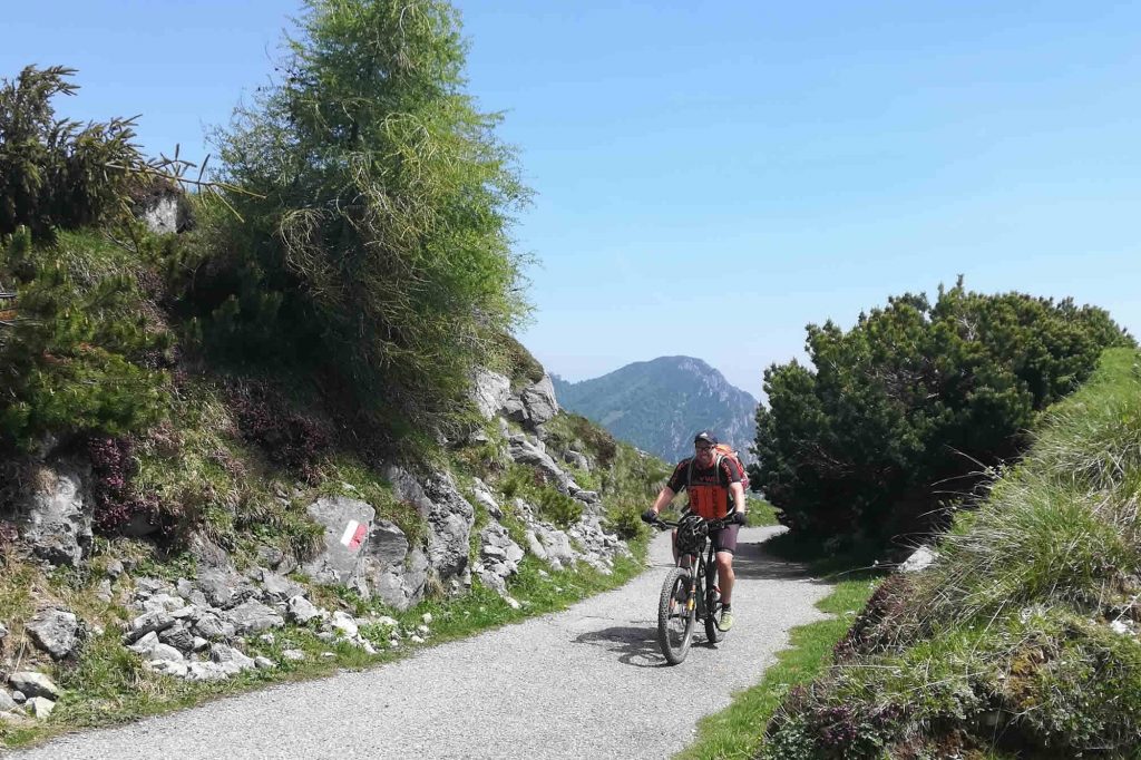 Biker in transito al passo Dosso Alto