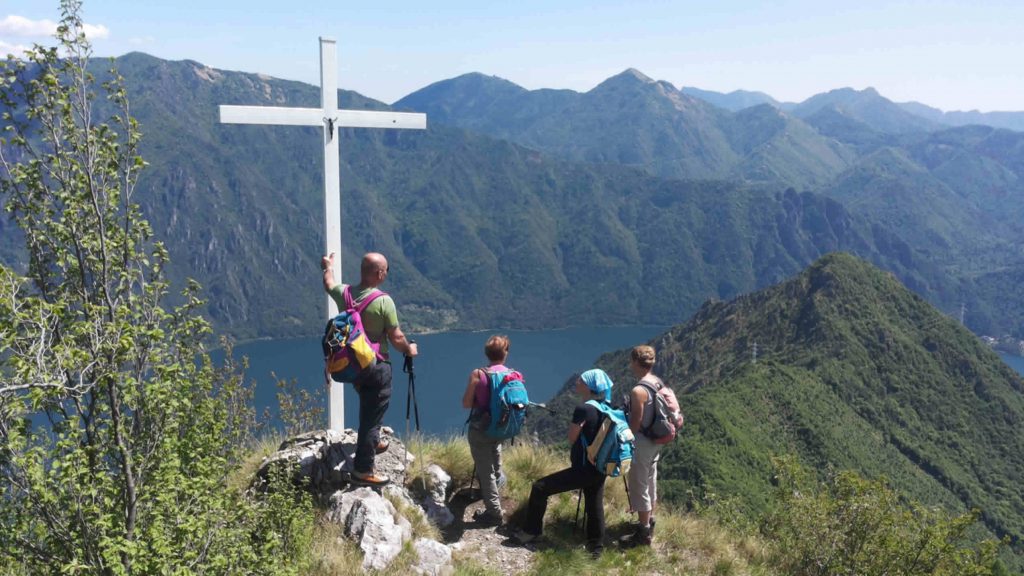 croce di vetta con escursionisti