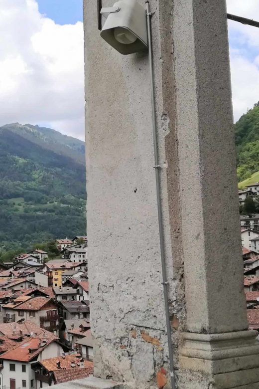 Il borgo tra le arcate della parrocchiale