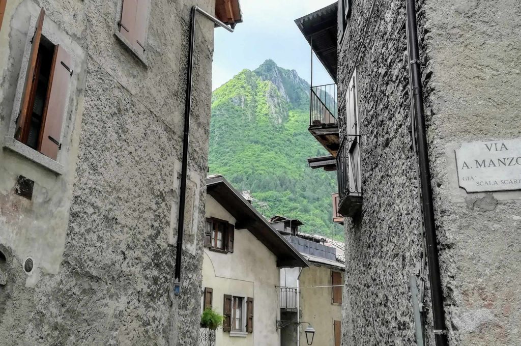 Tra le mura delle case si intravede il monte Pizza