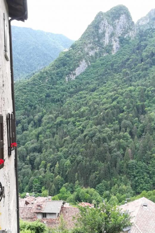 scorcio dalla parrocchiale verso la chiesetta di San Gervasio fra le rocce della montagna