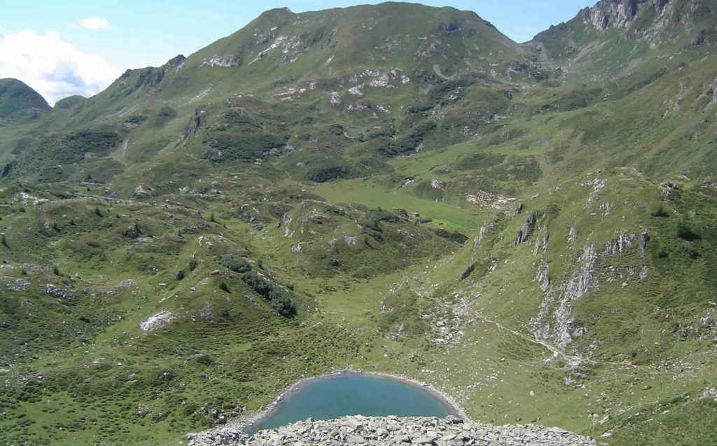 Il lago nero di Cadino