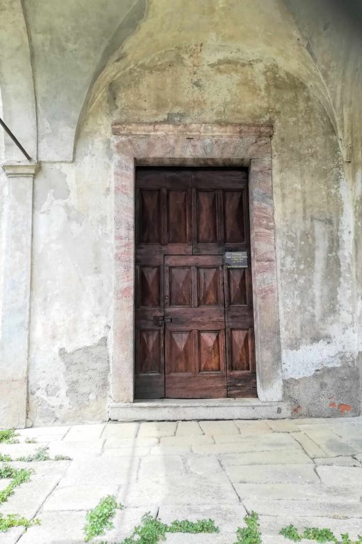 portone sul retro della chiesa di San Giorgio