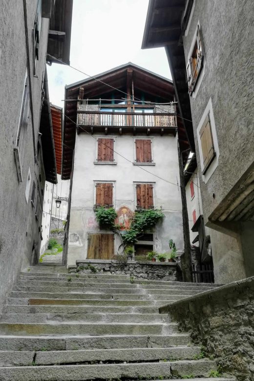 scorcio di una delle tante vie a scalini del borgo