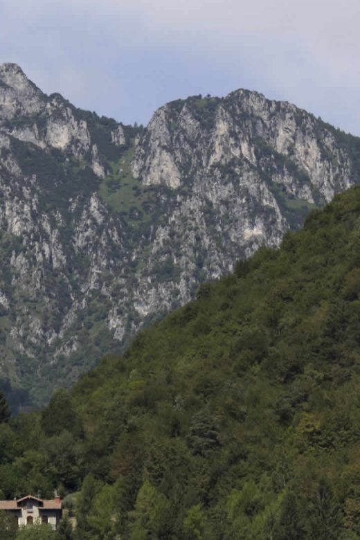 veduta della chiesetta con sfondo la Cima Meghè