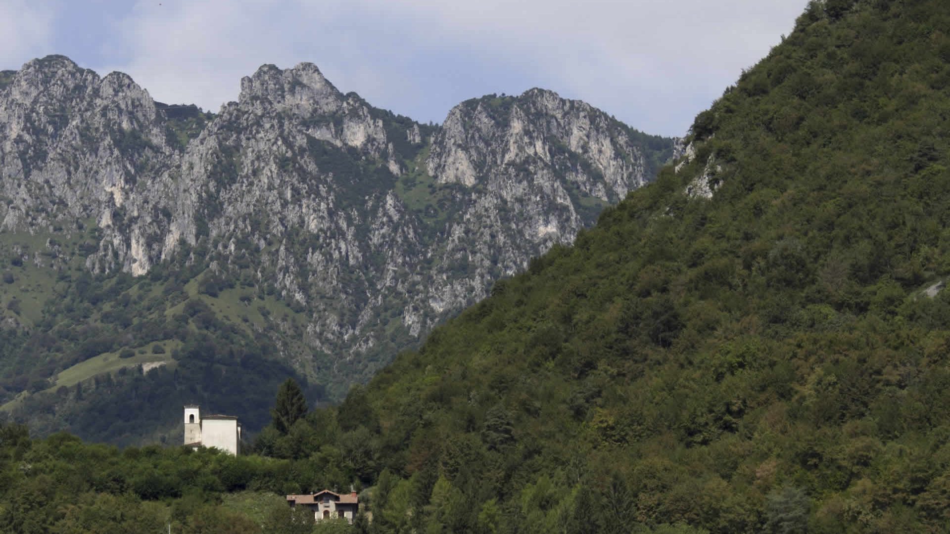 veduta della chiesetta con sfondo la Cima Meghè