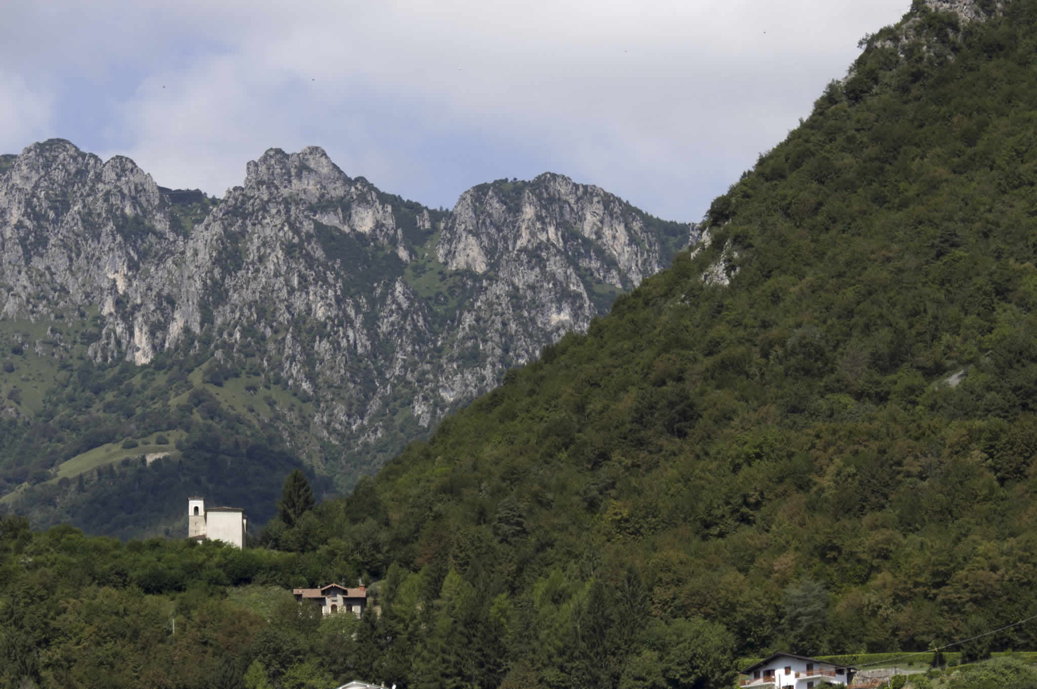 veduta della chiesetta con sfondo la Cima Meghè