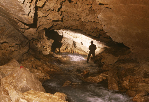 grotta carsica nel territorio del parco naturale di Cariadeghe
