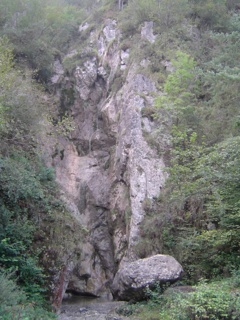 cascata alla base del sentiero