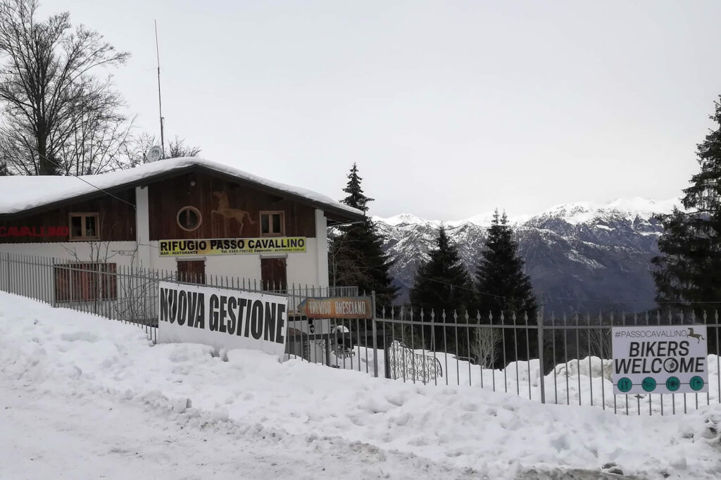 Rifugio al Cavallino presso il passo stesso