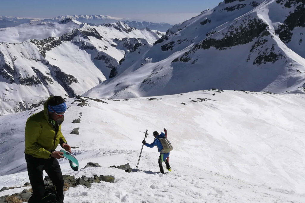 Alpinisti di ritorno dalla vetta della Cima Laione