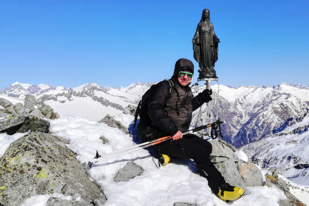 Foto di vetta con panoramica verso il gruppo dell'Adamello