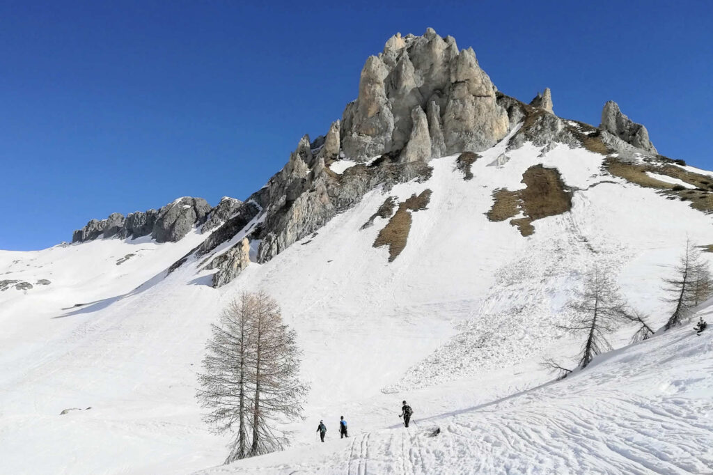 Sci alpinisti sotto le Creste di Laione