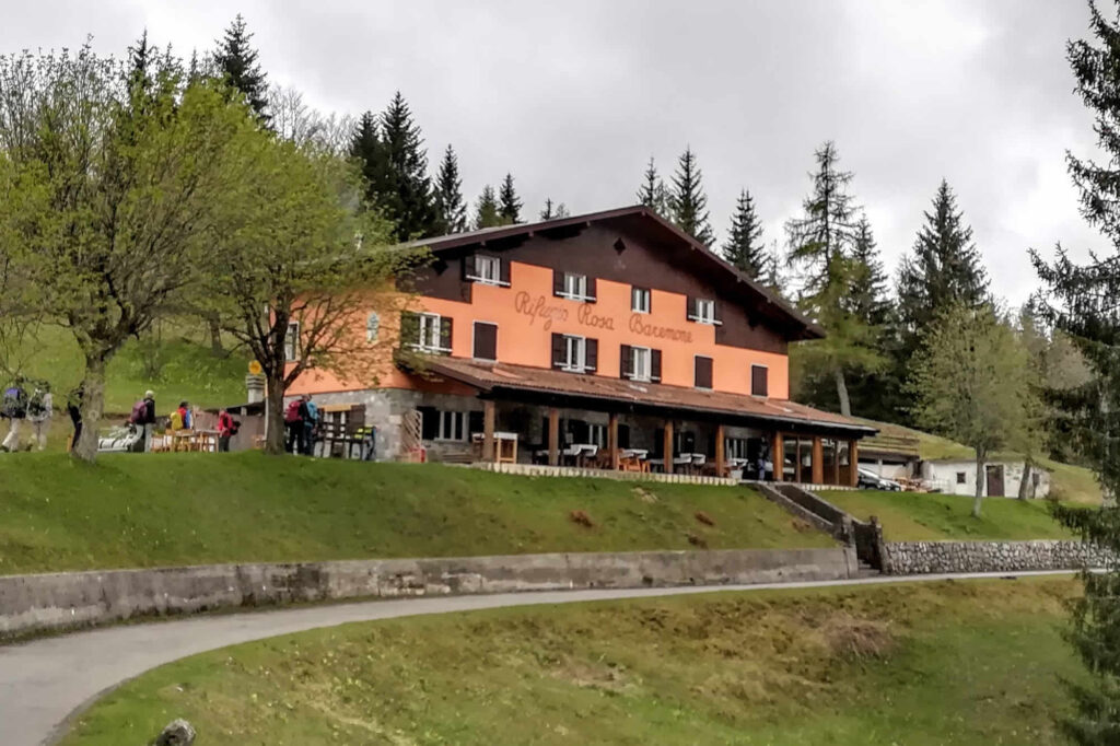 Rifugio Rosa Baremone presso il passo omonimo