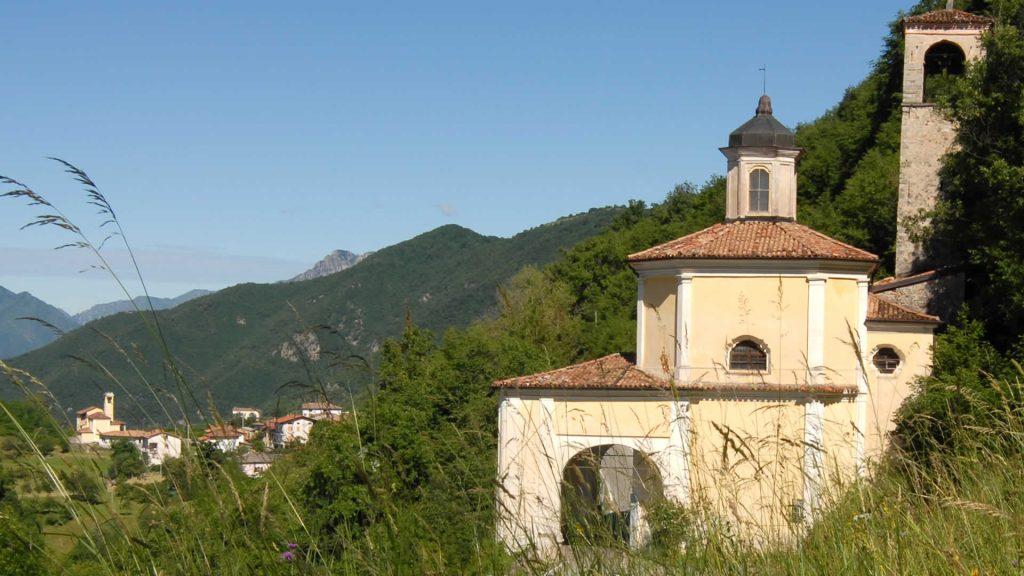 Il Santuario della madonna delle Cornelle con sullo sfondo il borgo di Livrio