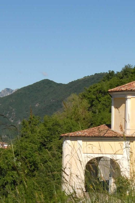 Il Santuario della madonna delle Cornelle con sullo sfondo il borgo di Livrio