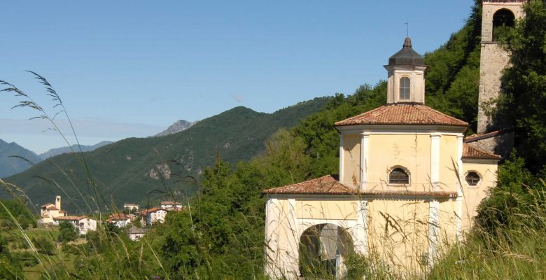 Il Santuario della madonna delle Cornelle con sullo sfondo il borgo di Livrio