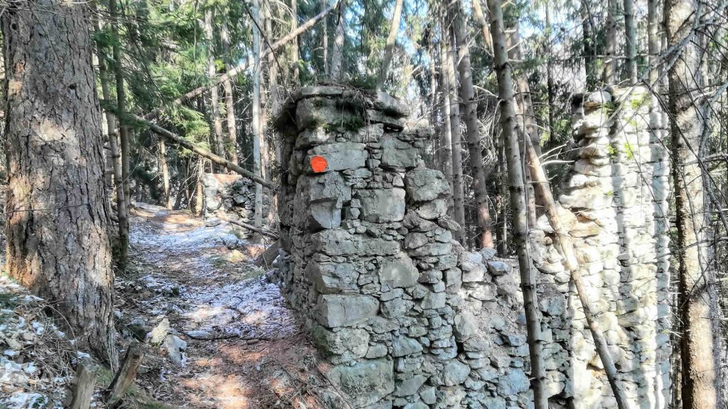 Rudere di una malga in pietra lungo il sentiero per Ponte Selva