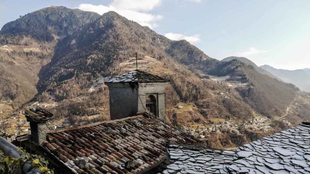 I tetti innevati della Chiesa di San Gervasio