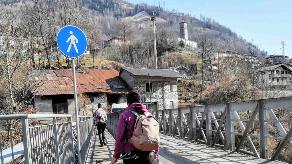 Attraversamento del Ponte Selva alla periferia nord di Bagolino