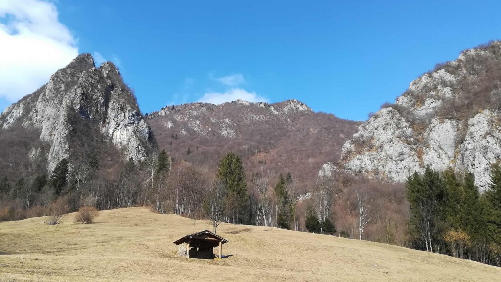 Prati  che si vedono risalendo la valle della Berga