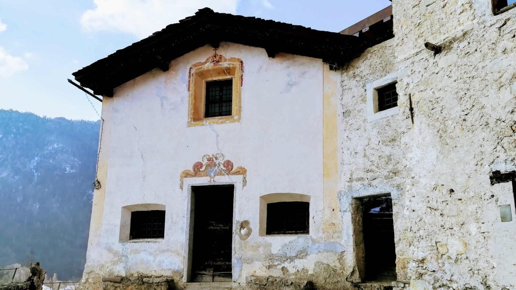 Antistante l'Ingresso della chiesa