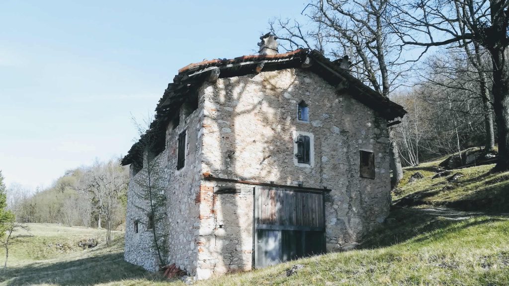 Cascina su due piani in Loc. Ludrio