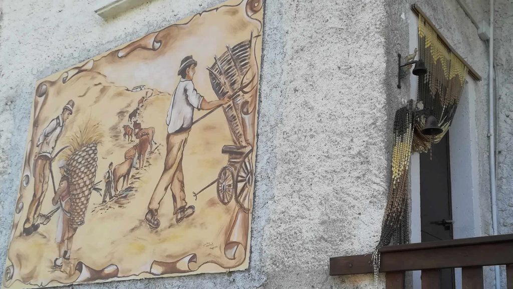 Dipinto folcloristico sul muro di una casa