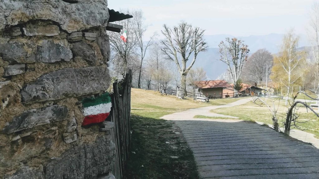 Segnavia tricolore si muro in Lo. Prat de Ruca 