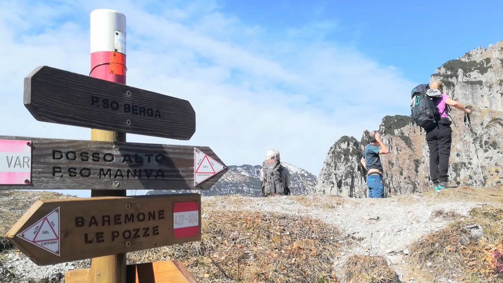 Arrivati al passo della Berga alla confluenza della strada proveniente da Baremone