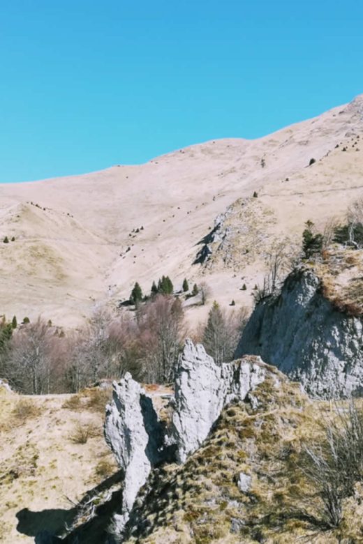 In prossimità del passo della berga,sullo sfondo il Dosso Alto