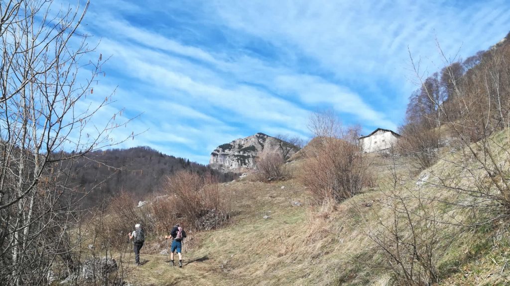 Salendo  verso il passo ,sullo sfondo Cima Caldoline