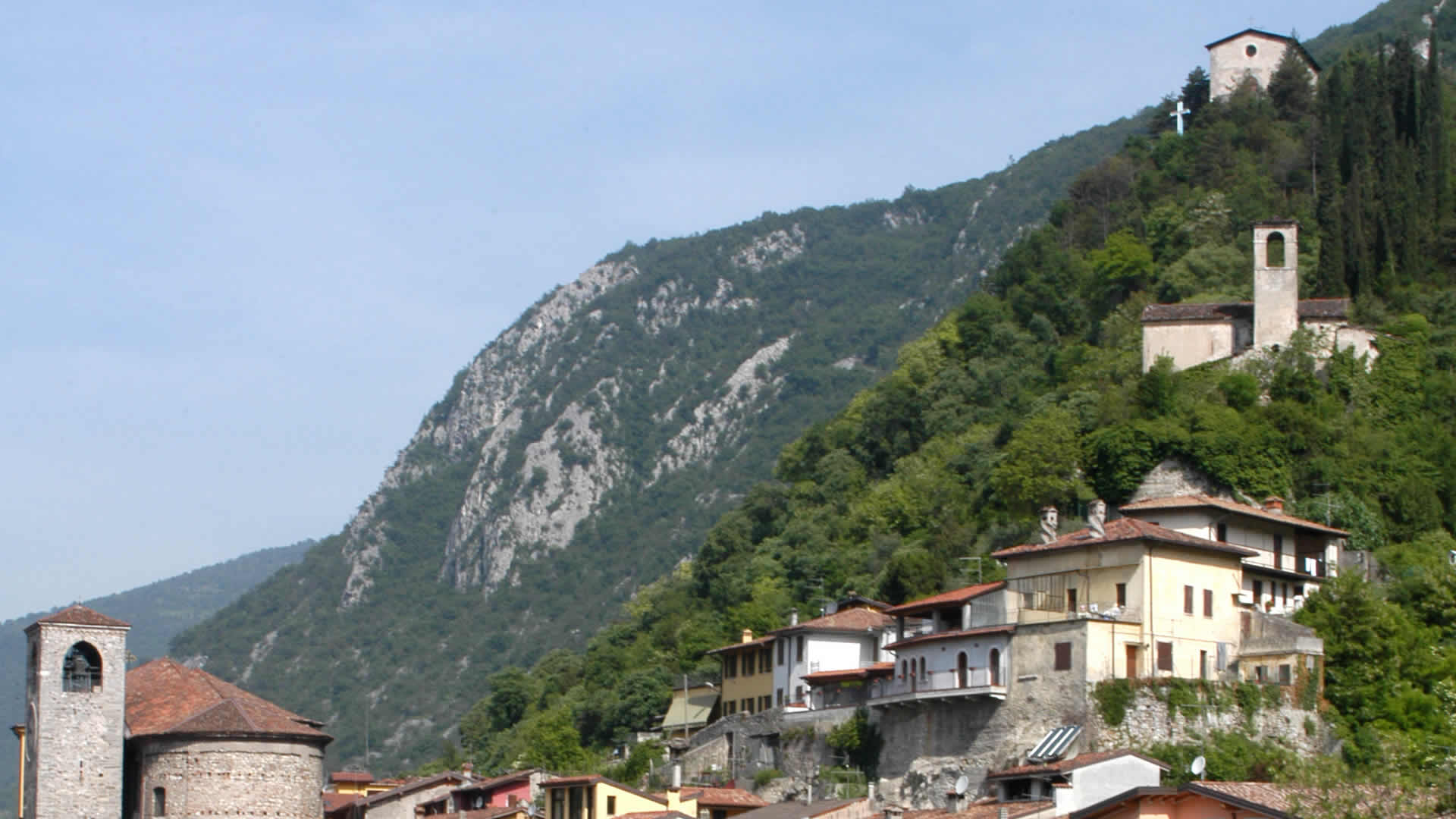 Vobarno e sulla destra il santuario della Madonna della Rocca 