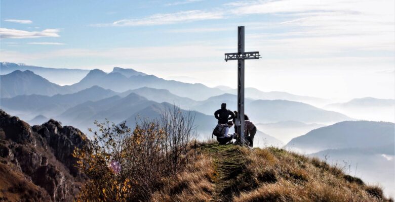 In vetta alla Corna di Savallo nel periodo primaverile