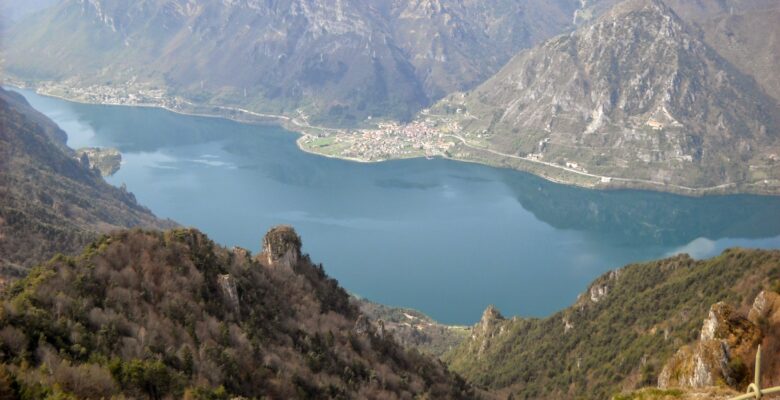 Panoramica dal monte Stino verso il lago d'Idro