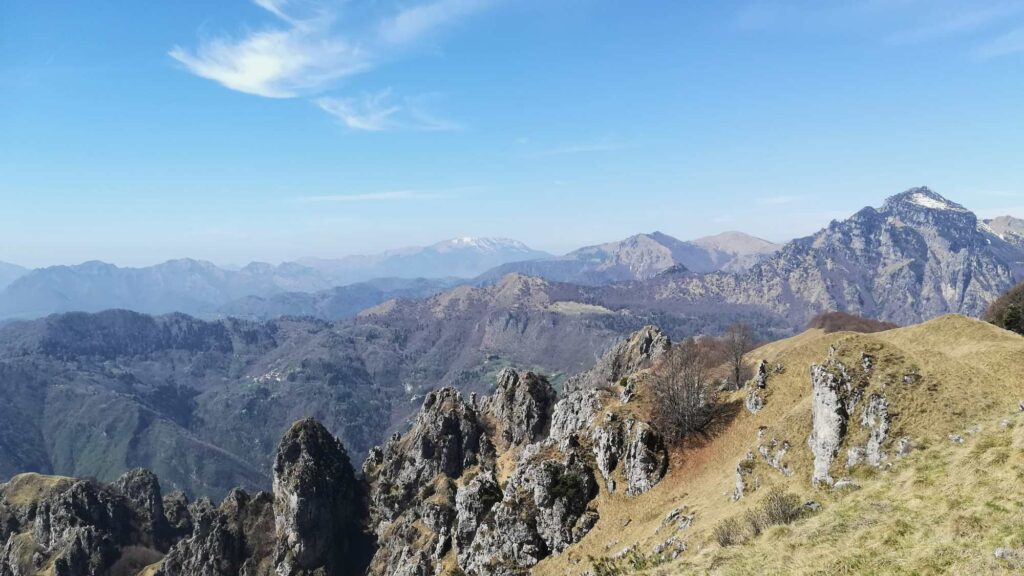 Panoramica verso la Corna Blacca in lontananza il Monte Guglielmo