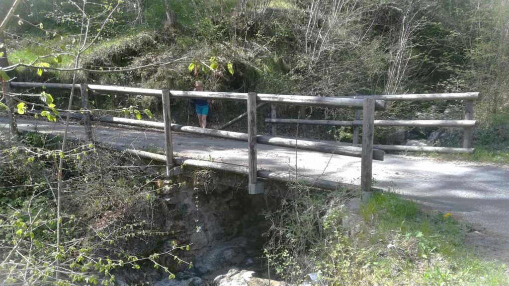 Dal parcheggio si attraversa il torrente Re